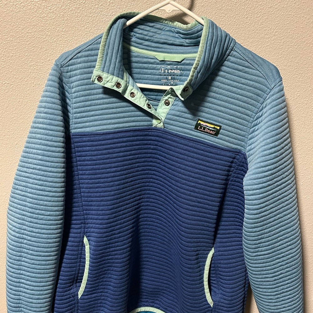 L.L. Bean Women’s size Large Two-Tone Blue stylish unique pullover.